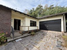 Hausfront Seltene Gelegenheit in P�ttlingen - Winkelbungalow am Waldrand & fu�l�ufig zur Klinik