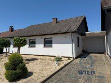 Stra�enansicht-rechts Haus sucht gl�ckliche Familie